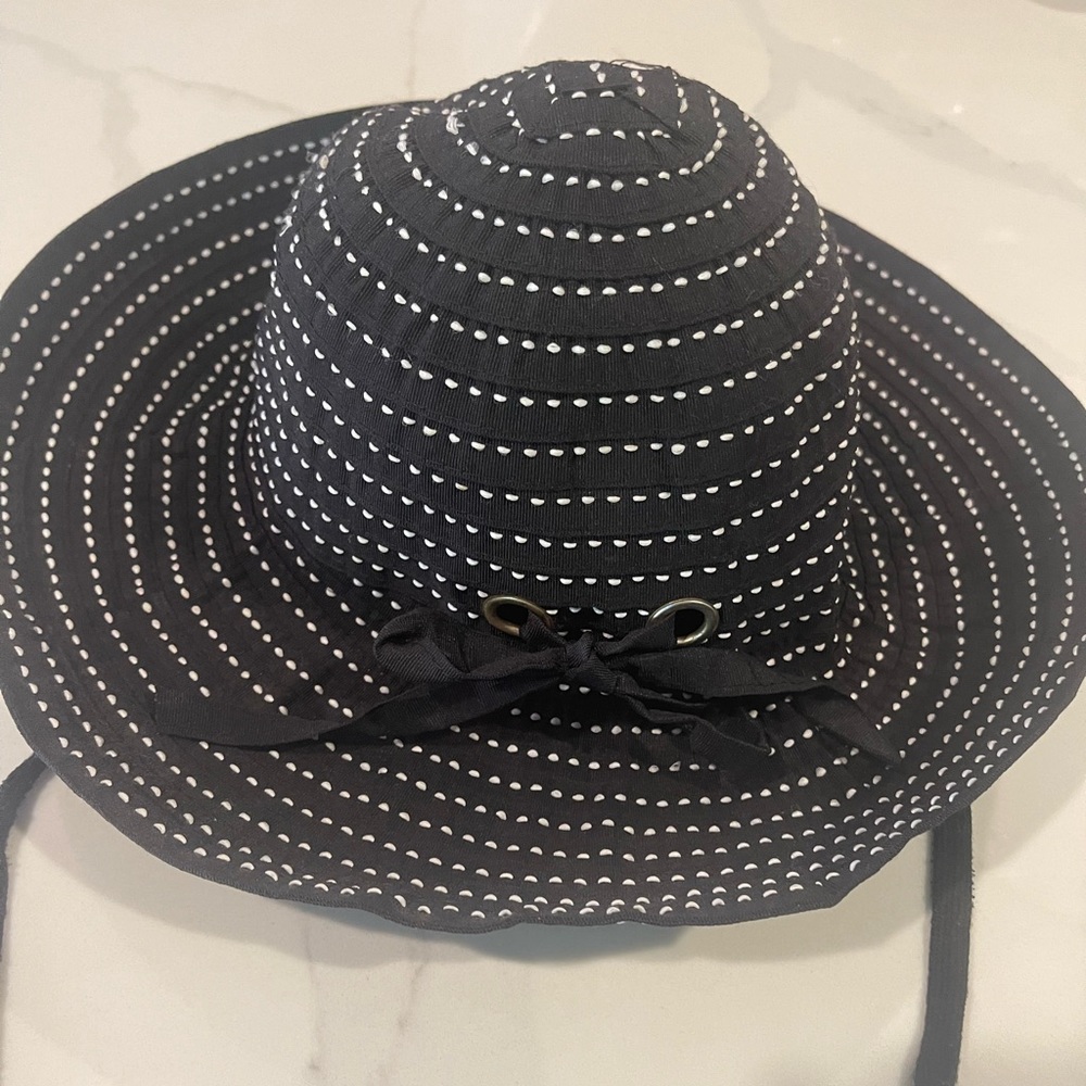 Black sun hat